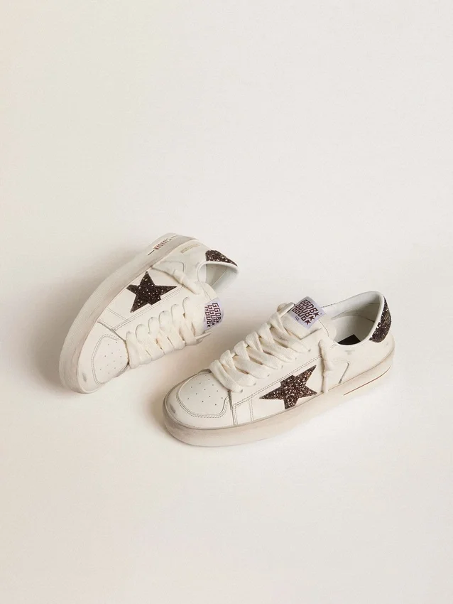 Stardan pour femme en cuir blanc avec étoile pailletée marron et languette au talon