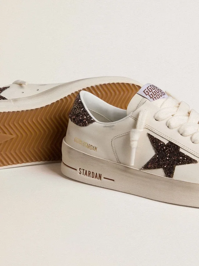 Stardan pour femme en cuir blanc avec étoile pailletée marron et languette au talon