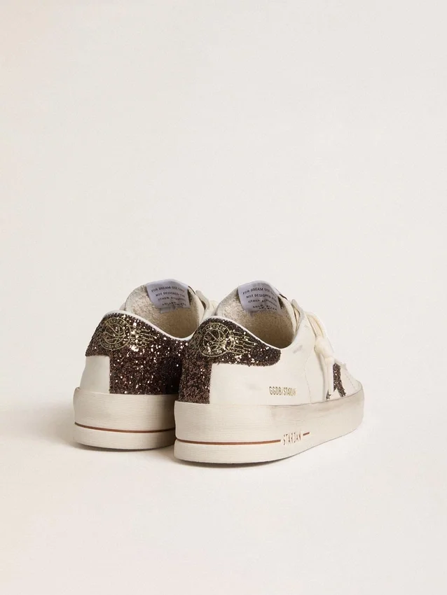 Stardan pour femme en cuir blanc avec étoile pailletée marron et languette au talon