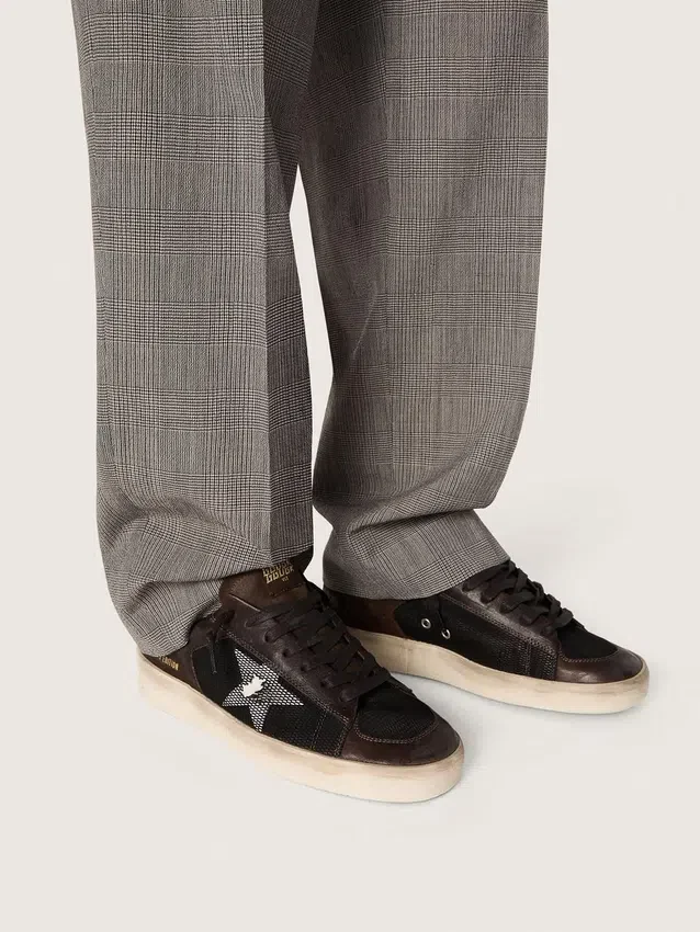 Stardan pour homme en daim marron et maille noire, avec une étoile en cuir blanc et des empiècements en cuir nappa