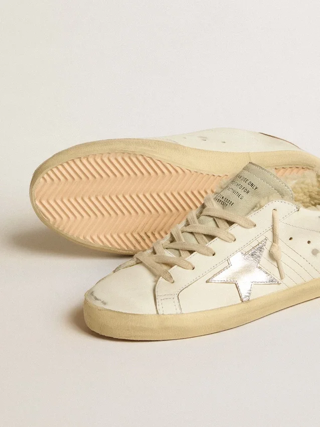 Super-Star avec étoile en cuir argenté et languette de talon en cuir imprimé croco