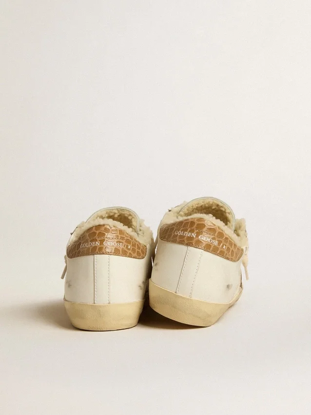 Super-Star avec étoile en cuir argenté et languette de talon en cuir imprimé croco
