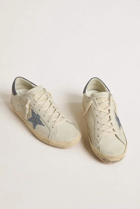 Super-Star avec étoile en cuir couleur crème ornée de cristaux Swarovski et languette de talon en cuir bleu à imprimé lézard