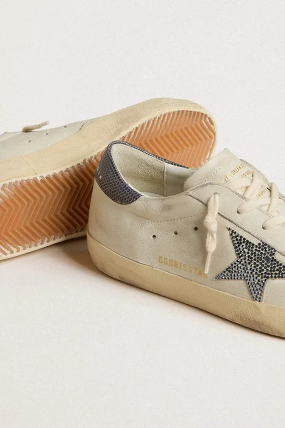 Super-Star avec étoile en cuir couleur crème ornée de cristaux Swarovski et languette de talon en cuir bleu à imprimé lézard