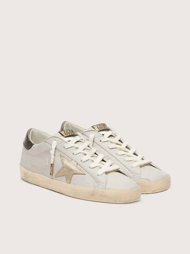 Super-Star avec étoile en cuir craquelé et languette de talon en cuir métallisé
