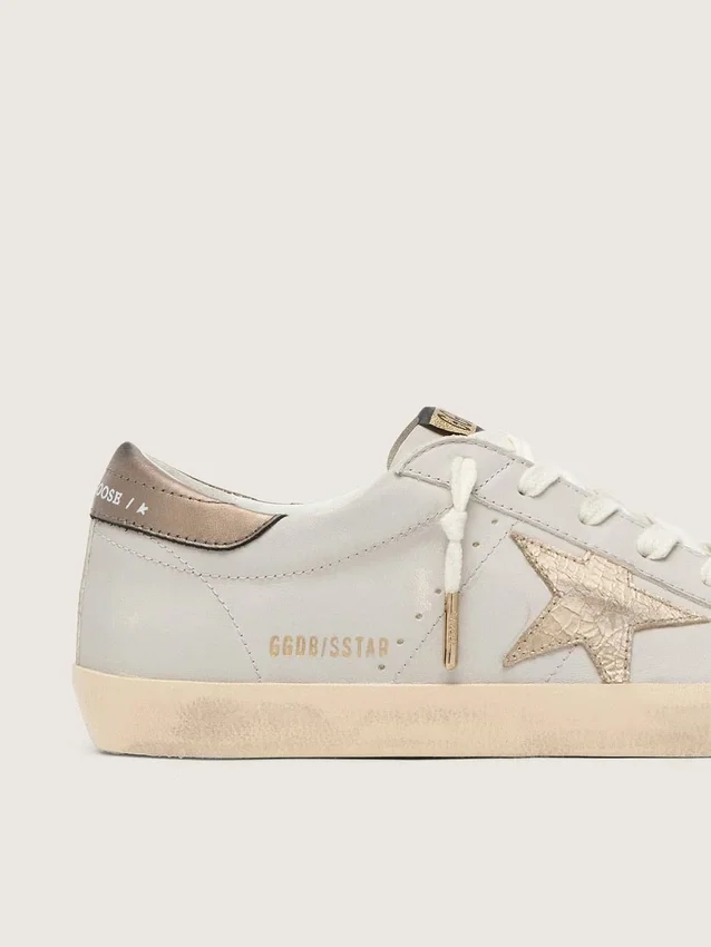 Super-Star avec étoile en cuir craquelé et languette de talon en cuir métallisé