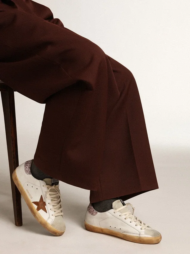 Super-Star avec une étoile beige et une languette de talon à paillettes roses