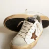 Super-Star avec une étoile beige et une languette de talon à paillettes roses