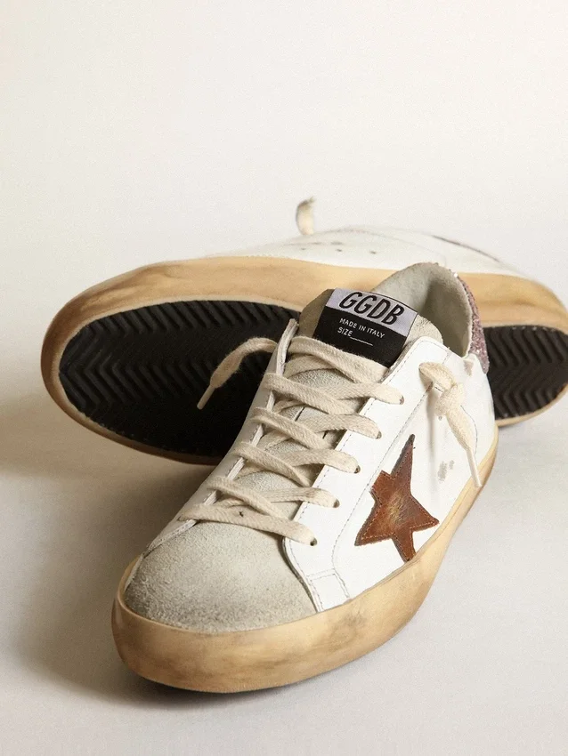 Super-Star avec une étoile beige et une languette de talon à paillettes roses