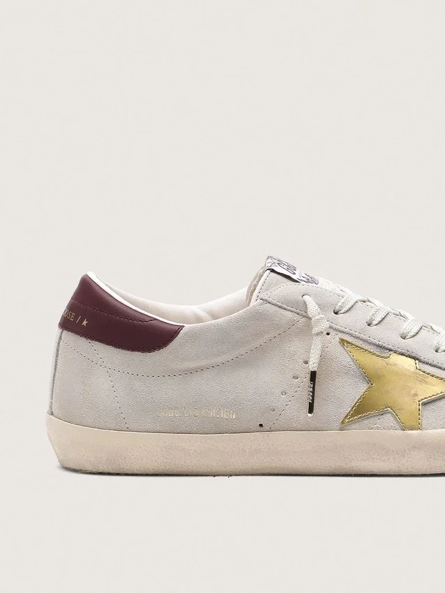 Super-Star CNY pour homme en daim ivoire avec étoile en cuir métallisé et languette de talon en cuir