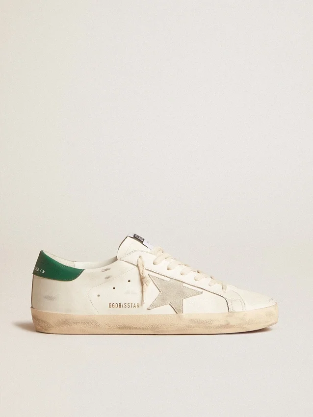 Super-Star en cuir blanc avec étoile en daim gris glacé et languette de talon en cuir vert