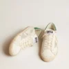 Super-Star en cuir blanc avec étoile en daim gris glacé et languette de talon en cuir vert