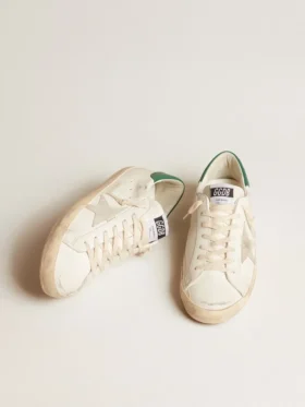 Super-Star en cuir blanc avec étoile en daim gris glacé et languette de talon en cuir vert