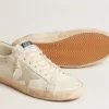 Super-Star en cuir blanc avec étoile en daim gris glacé et languette de talon en cuir vert