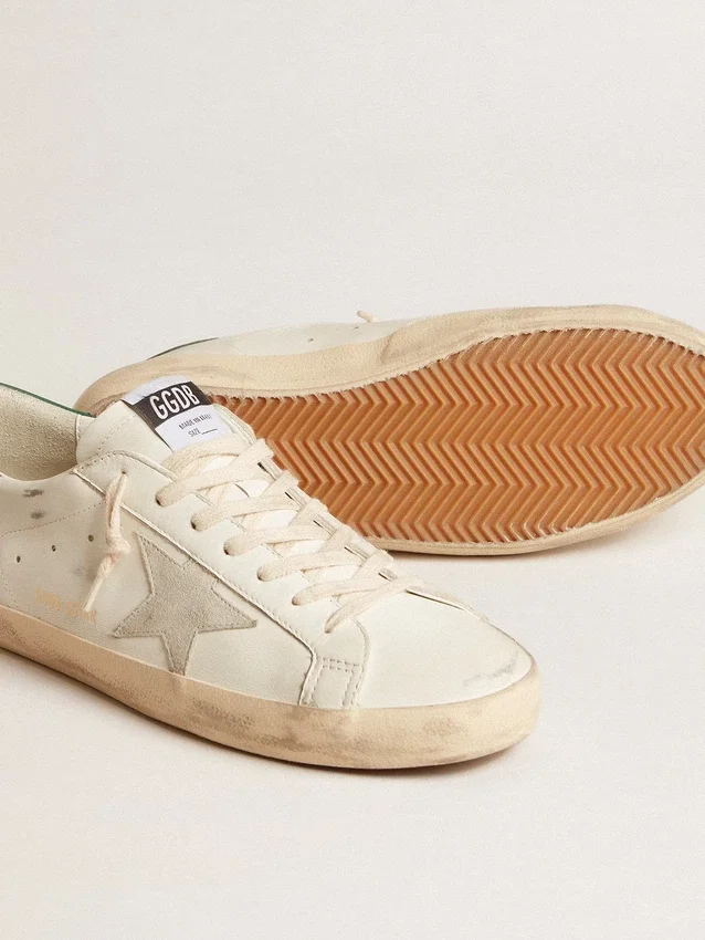 Super-Star en cuir blanc avec étoile en daim gris glacé et languette de talon en cuir vert