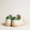 Super-Star en cuir blanc avec étoile en daim gris glacé et languette de talon en cuir vert