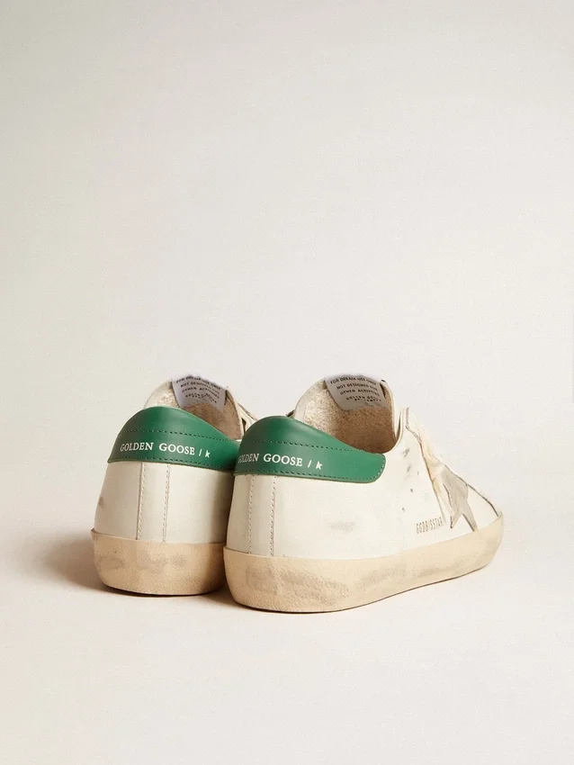 Super-Star en cuir blanc avec étoile en daim gris glacé et languette de talon en cuir vert