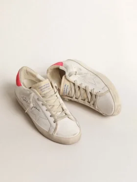 Super-Star en cuir blanc pour femme, avec étoile perforée et languette de talon en nylon fuchsia