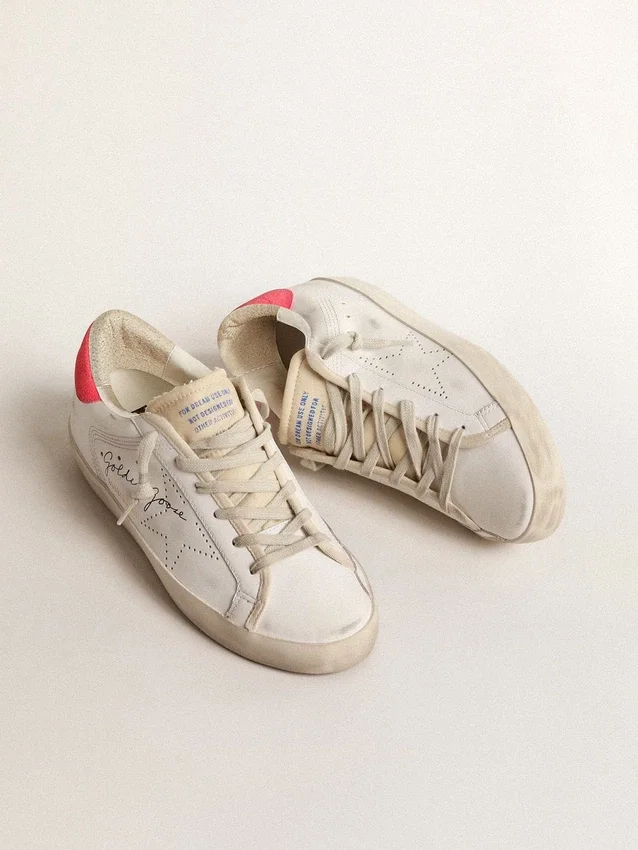 Super-Star en cuir blanc pour femme, avec étoile perforée et languette de talon en nylon fuchsia