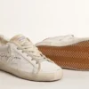 Super-Star en cuir blanc pour femme, avec étoile perforée et languette de talon en nylon fuchsia