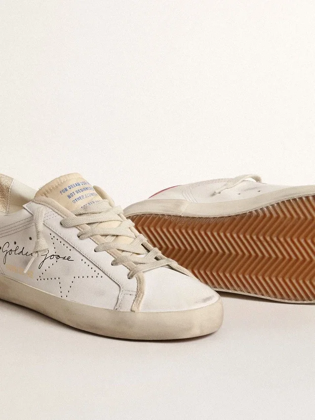 Super-Star en cuir blanc pour femme, avec étoile perforée et languette de talon en nylon fuchsia