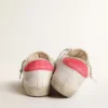 Super-Star en cuir blanc pour femme, avec étoile perforée et languette de talon en nylon fuchsia