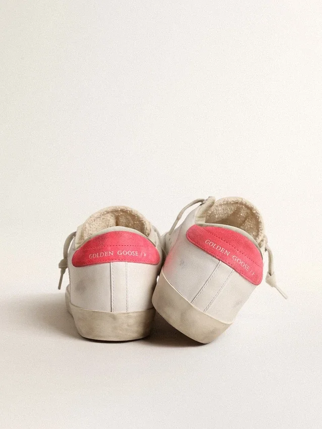 Super-Star en cuir blanc pour femme, avec étoile perforée et languette de talon en nylon fuchsia