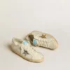 Super-Star en cuir et daim blancs avec une étoile en cuir argenté et doré