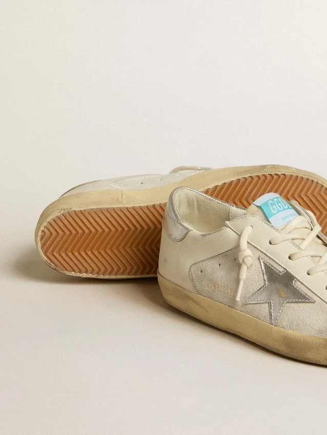 Super-Star en cuir et daim blancs avec une étoile en cuir argenté et doré
