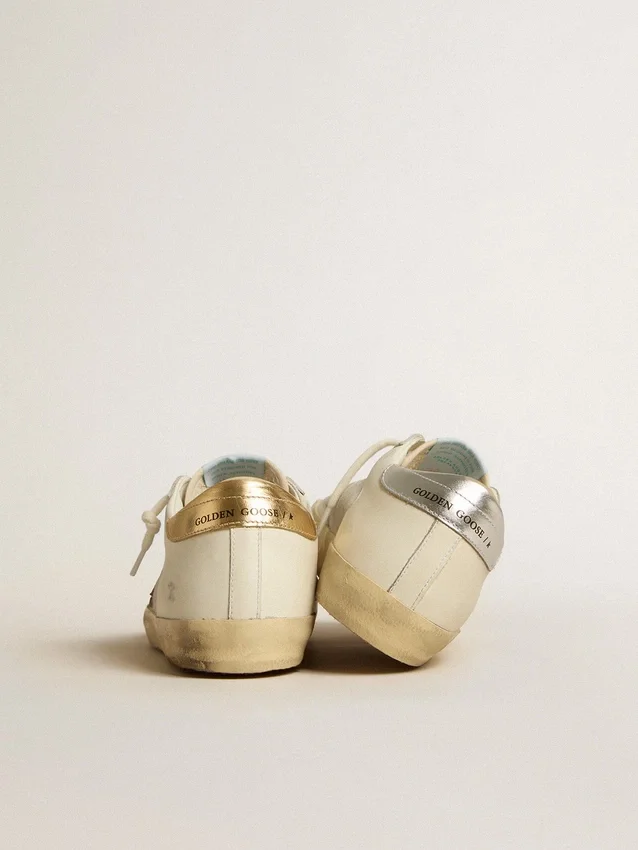 Super-Star en cuir et daim blancs avec une étoile en cuir argenté et doré