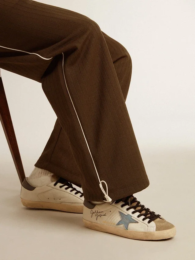 Super-Star en cuir nappa avec étoile en daim bleu clair et languette de talon en cuir gris