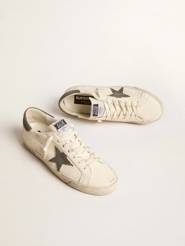 Super-Star en cuir nappa avec étoile et languette de talon en daim gris