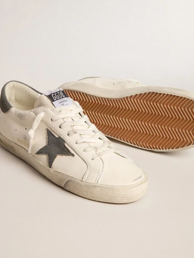 Super-Star en cuir nappa avec étoile et languette de talon en daim gris