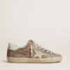 Super-Star en daim beige et cristaux multicolores, avec étoile et languette de talon en cuir couleur crème