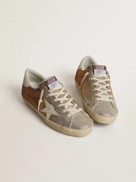 Super-Star en daim beige et cristaux multicolores, avec étoile et languette de talon en cuir couleur crème