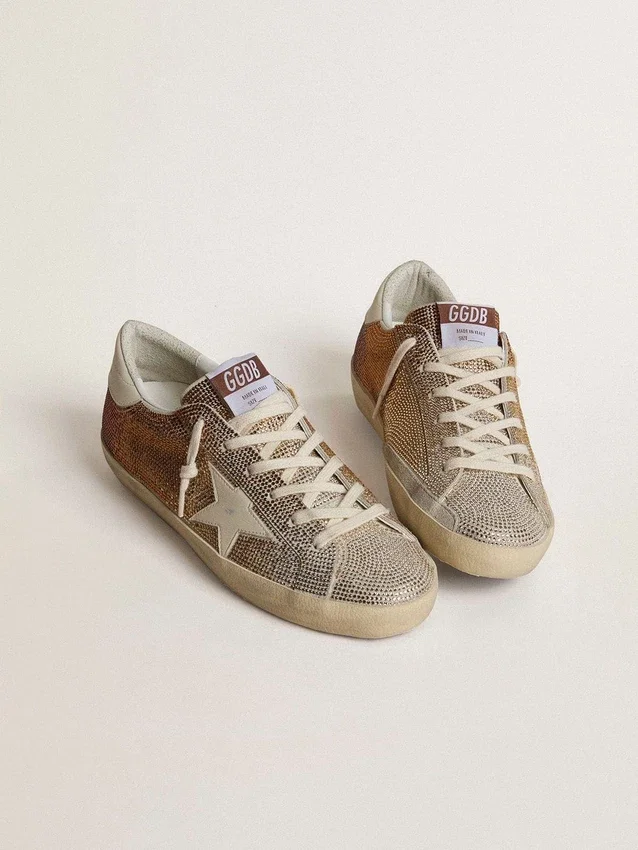 Super-Star en daim beige et cristaux multicolores, avec étoile et languette de talon en cuir couleur crème