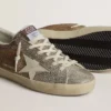 Super-Star en daim beige et cristaux multicolores, avec étoile et languette de talon en cuir couleur crème