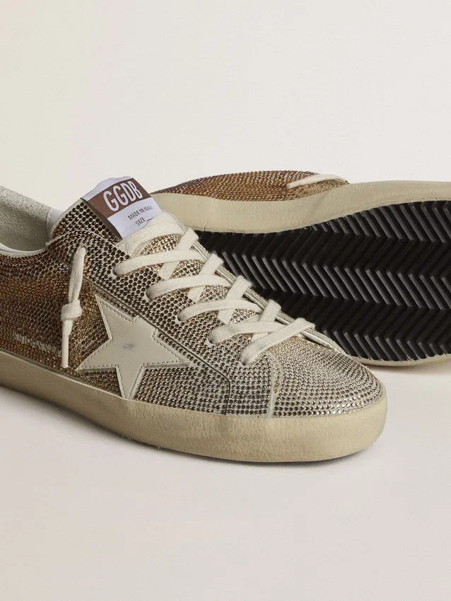 Super-Star en daim beige et cristaux multicolores, avec étoile et languette de talon en cuir couleur crème