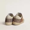 Super-Star en daim beige et cristaux multicolores, avec étoile et languette de talon en cuir couleur crème
