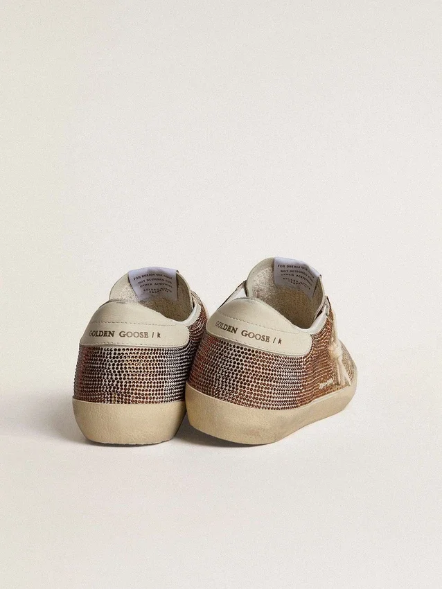 Super-Star en daim beige et cristaux multicolores, avec étoile et languette de talon en cuir couleur crème