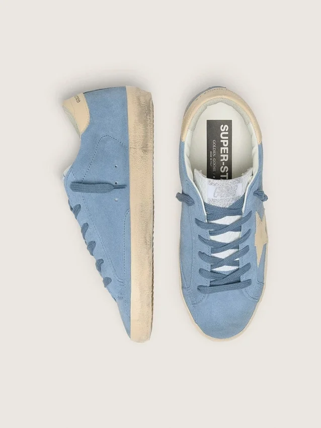 Super-Star en daim bleu clair avec étoile et languette de talon en cuir beige