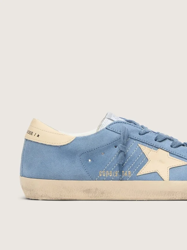 Super-Star en daim bleu clair avec étoile et languette de talon en cuir beige