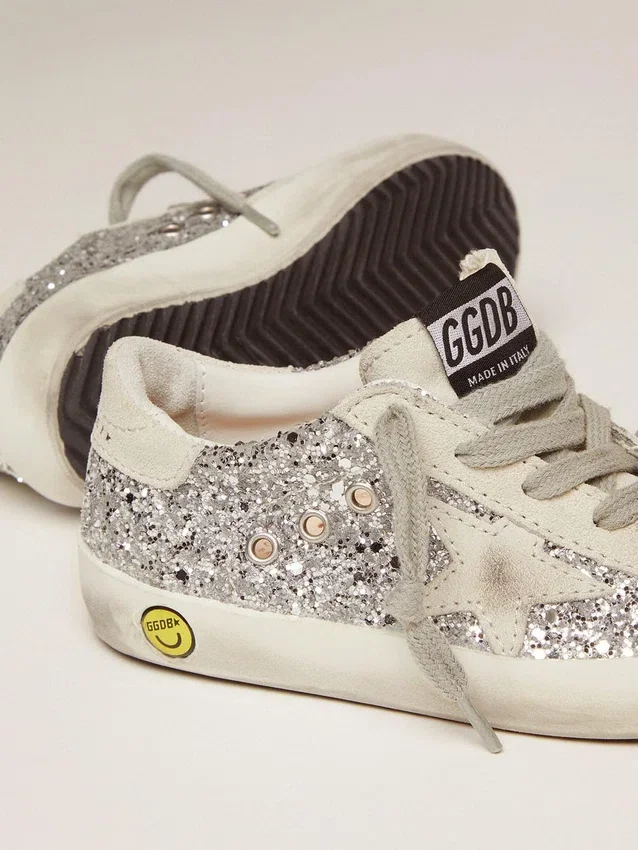Super-Star Junior avec paillettes argentées et détails en daim