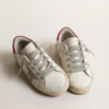 Super-Star Junior avec étoile en daim et languette de talon en cuir rouge
