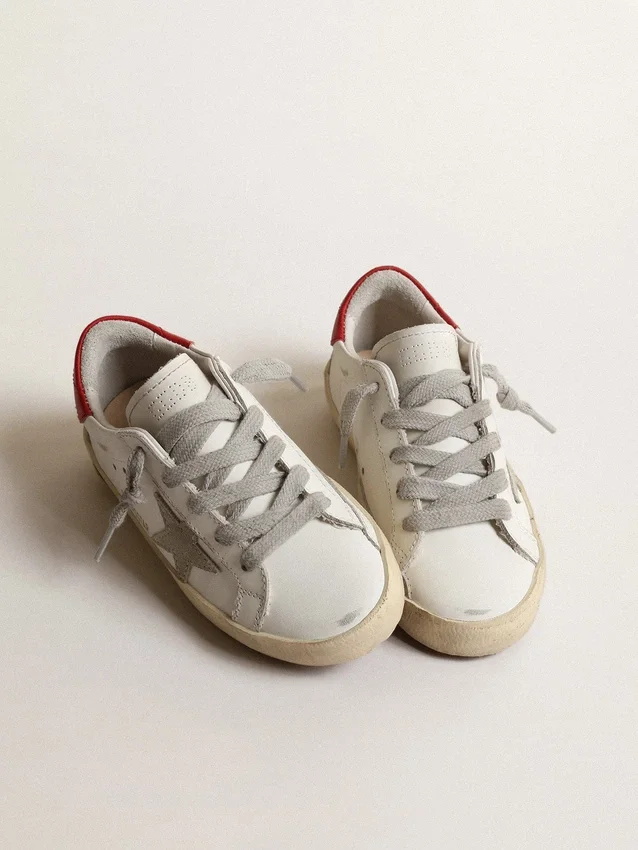 Super-Star Junior avec étoile en daim et languette de talon en cuir rouge