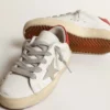 Super-Star Junior avec étoile en daim et languette de talon en cuir rouge