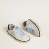 Super-Star Junior en cuir blanc avec languette de talon en daim bleu