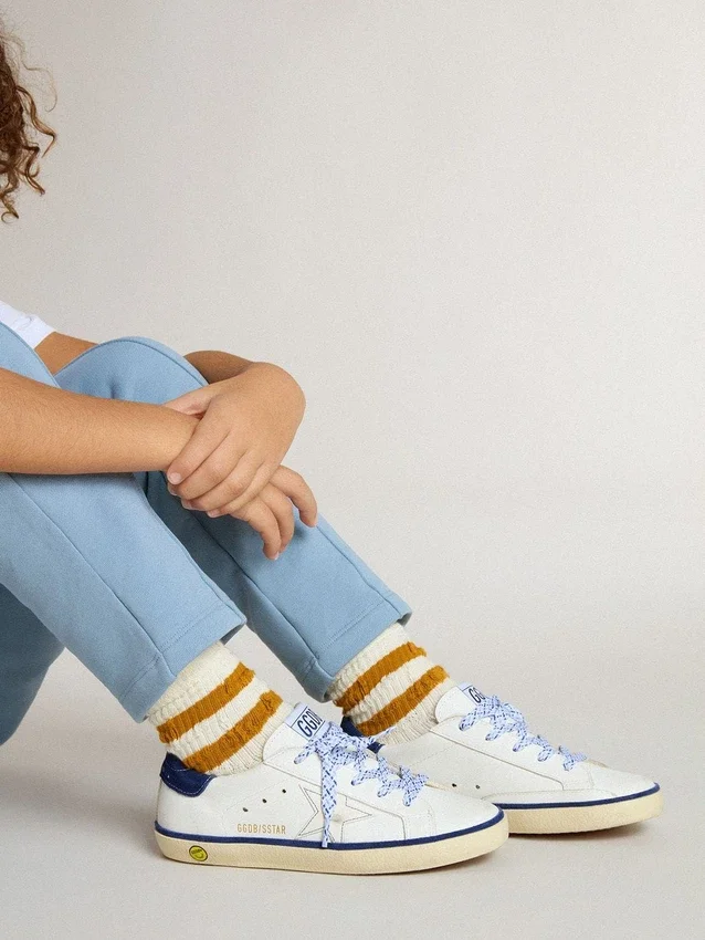 Super-Star Junior en cuir blanc avec languette de talon en daim bleu