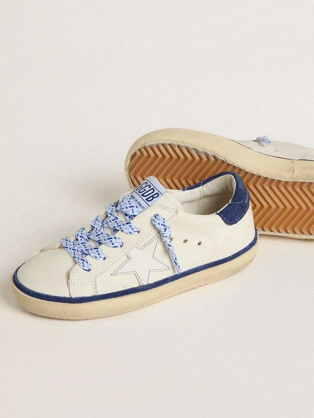 Super-Star Junior en cuir blanc avec languette de talon en daim bleu