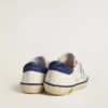 Super-Star Junior en cuir blanc avec languette de talon en daim bleu